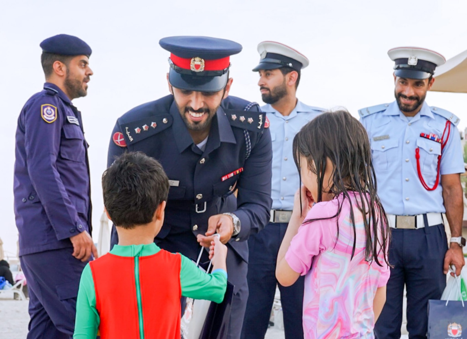 شرطة المحرق وخفر السواحل تنظمان حملة توعوية حول السلامة العامة في السواحل<